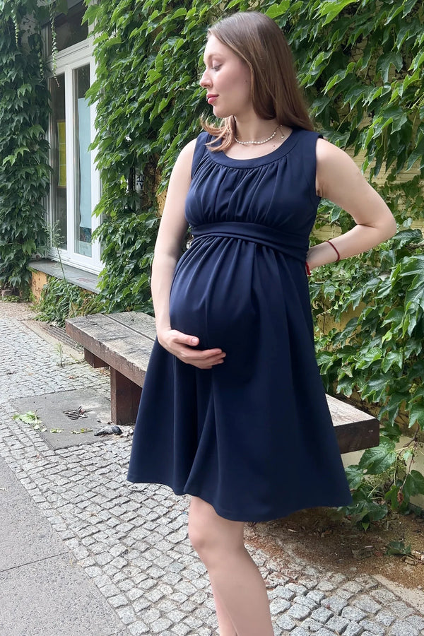 Elegantní těhotenské šaty s nabíráním v tmavě modré