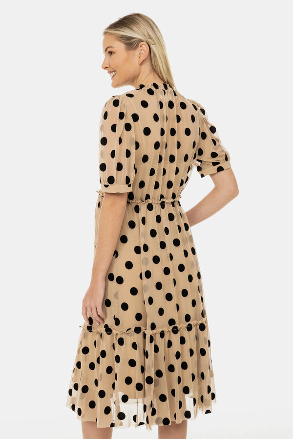 Vzdušné těhotenské šaty z puntíkovaného tylu – béžové