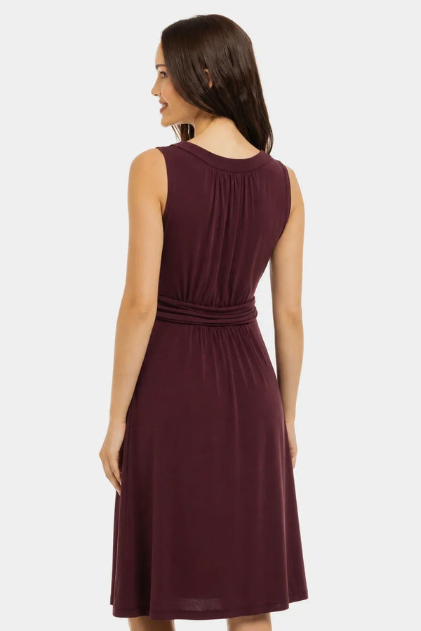Elegantní těhotenské šaty s řaseným páskem - vínové