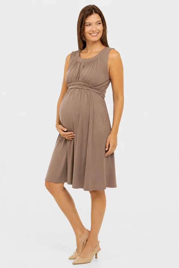 Elegantní těhotenské šaty s řaseným páskem – moka