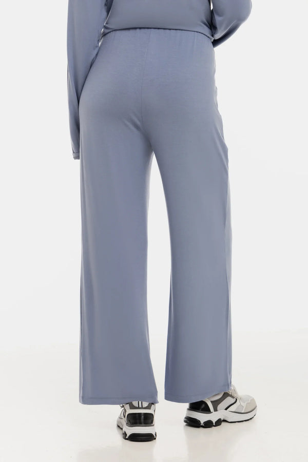 Měkké těhotenské kalhoty s rozšířenými nohavicemi z modalu – pastelově modré