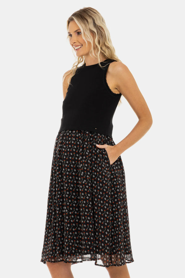 Elegantní šaty s černým bavlněným žebrovaným topem a vzdušnou květovanou sukní