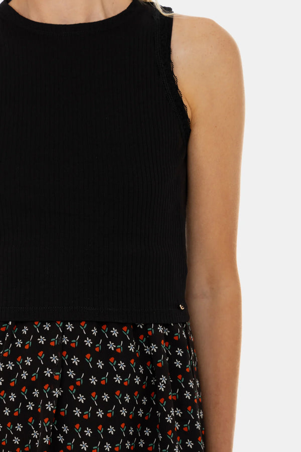 Elegantní šaty s černým bavlněným žebrovaným topem a vzdušnou květovanou sukní