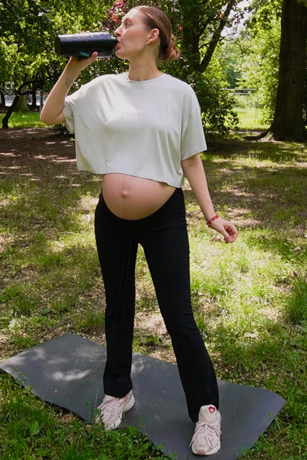 Měkký těhotenský crop top z modalu – světle šedý