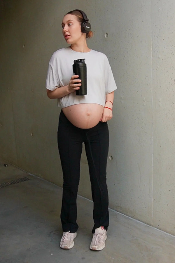 Měkký těhotenský crop top z modalu – světle šedý